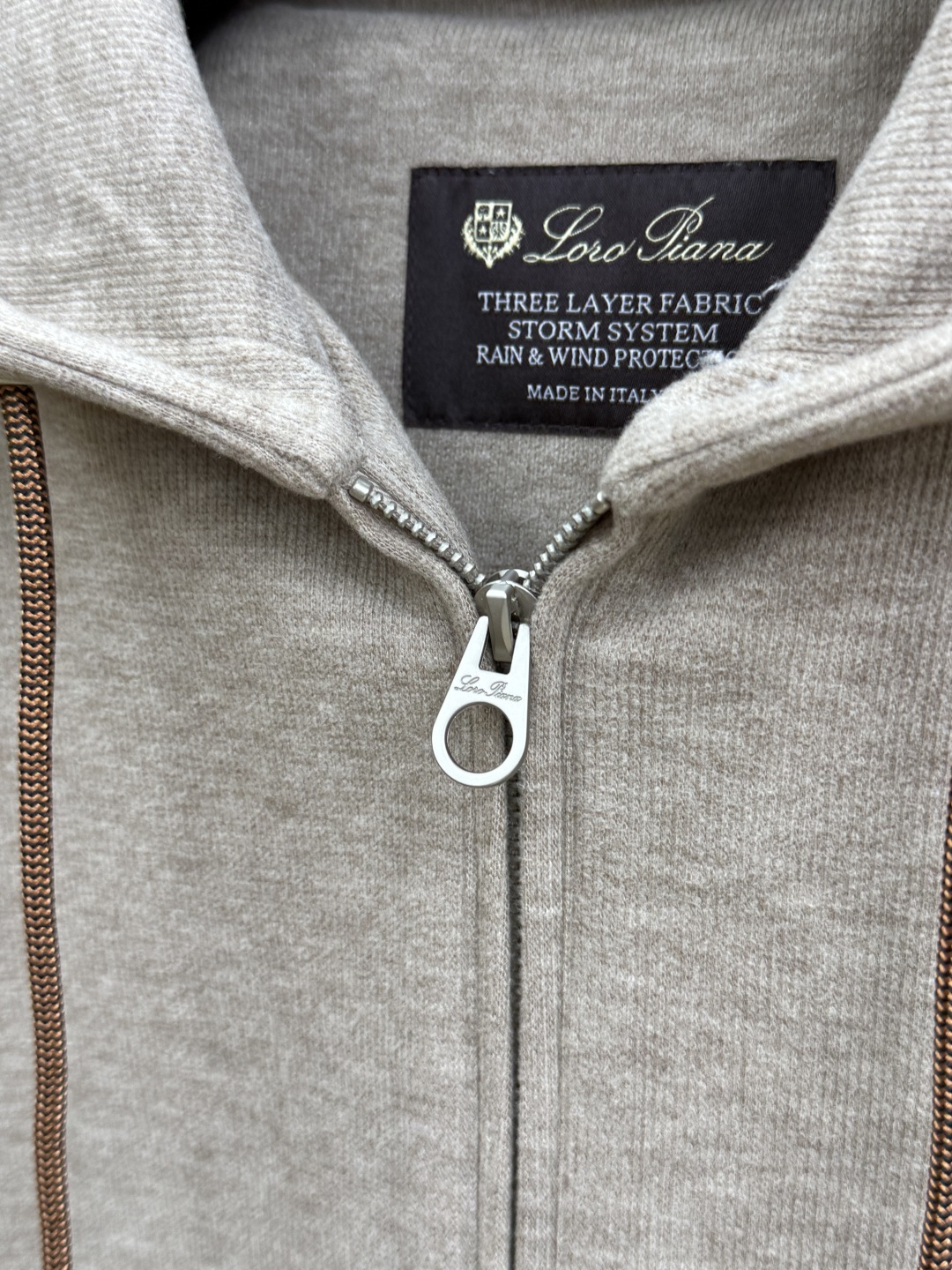 秋冬/套 Loro Piana 🔥🔥高端品质 2026秋冬专柜同款新品棉➕羊毛休闲套装!明星最爱时装味休闲套装 简单大方 秋冬/套 Loro Piana 🔥🔥高端品质 2026秋冬专柜同款新品棉➕羊毛休闲套装!明星最爱时装味休闲套装 简单大方