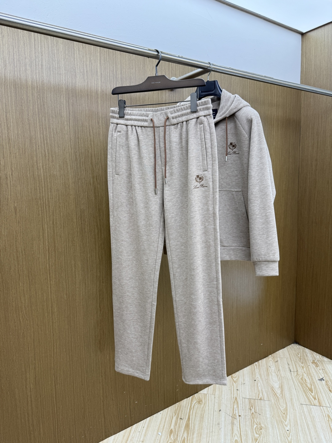 秋冬/套 Loro Piana 🔥🔥高端品质 2026秋冬专柜同款新品棉➕羊毛休闲套装!明星最爱时装味休闲套装 简单大方 秋冬/套 Loro Piana 🔥🔥高端品质 2026秋冬专柜同款新品棉➕羊毛休闲套装!明星最爱时装味休闲套装 简单大方