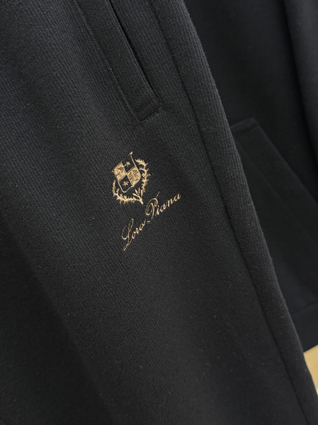 秋冬/套 Loro Piana 🔥🔥高端品质 2026秋冬专柜同款新品棉➕羊毛休闲套装!明星最爱时装味休闲套装 简单大方 秋冬/套 Loro Piana 🔥🔥高端品质 2026秋冬专柜同款新品棉➕羊毛休闲套装!明星最爱时装味休闲套装 简单大方
