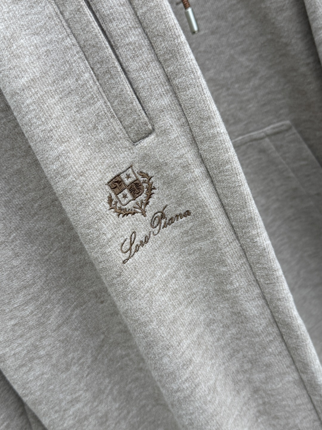 秋冬/套 Loro Piana 🔥🔥高端品质 2026秋冬专柜同款新品棉➕羊毛休闲套装!明星最爱时装味休闲套装 简单大方 秋冬/套 Loro Piana 🔥🔥高端品质 2026秋冬专柜同款新品棉➕羊毛休闲套装!明星最爱时装味休闲套装 简单大方