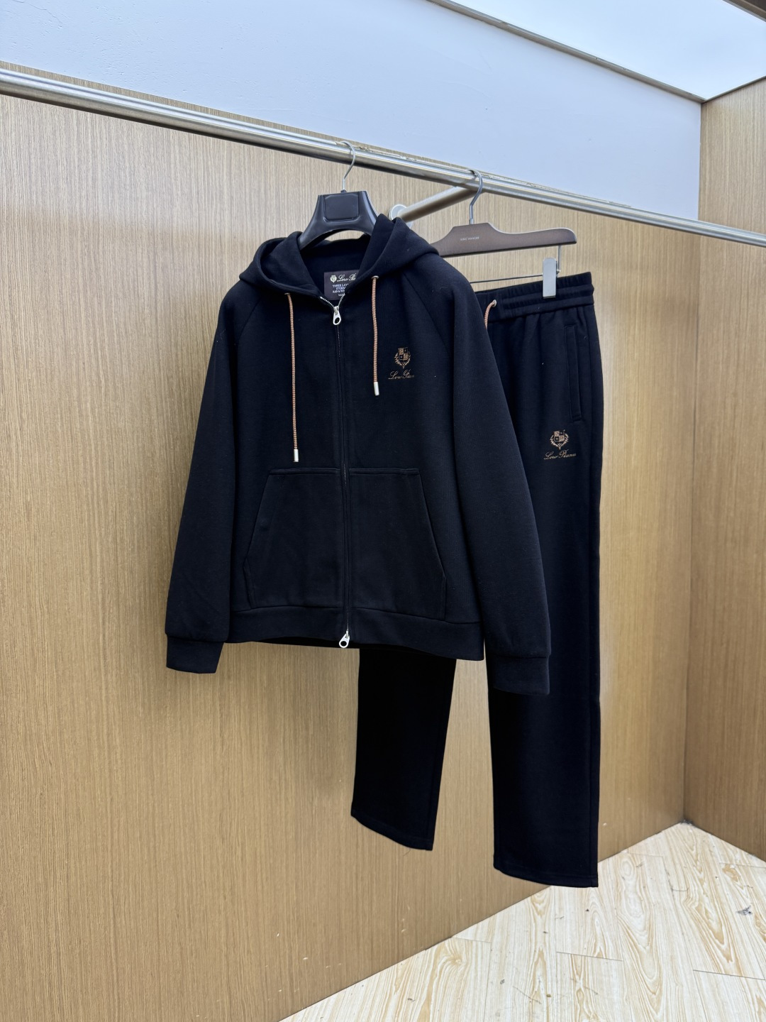秋冬/套 Loro Piana 🔥🔥高端品质 2026秋冬专柜同款新品棉➕羊毛休闲套装!明星最爱时装味休闲套装 简单大方 秋冬/套 Loro Piana 🔥🔥高端品质 2026秋冬专柜同款新品棉➕羊毛休闲套装!明星最爱时装味休闲套装 简单大方