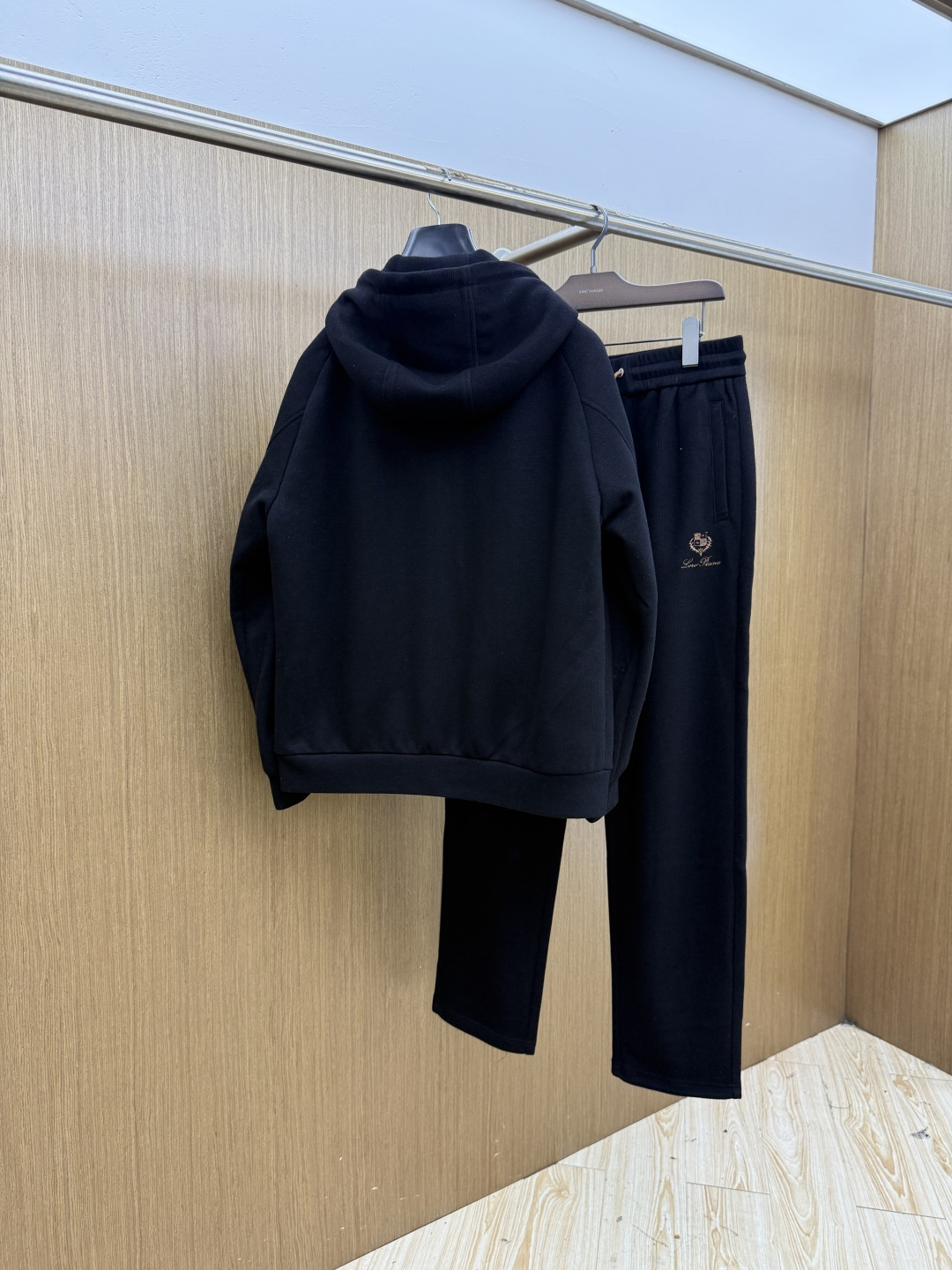秋冬/套 Loro Piana 🔥🔥高端品质 2026秋冬专柜同款新品棉➕羊毛休闲套装!明星最爱时装味休闲套装 简单大方 秋冬/套 Loro Piana 🔥🔥高端品质 2026秋冬专柜同款新品棉➕羊毛休闲套装!明星最爱时装味休闲套装 简单大方