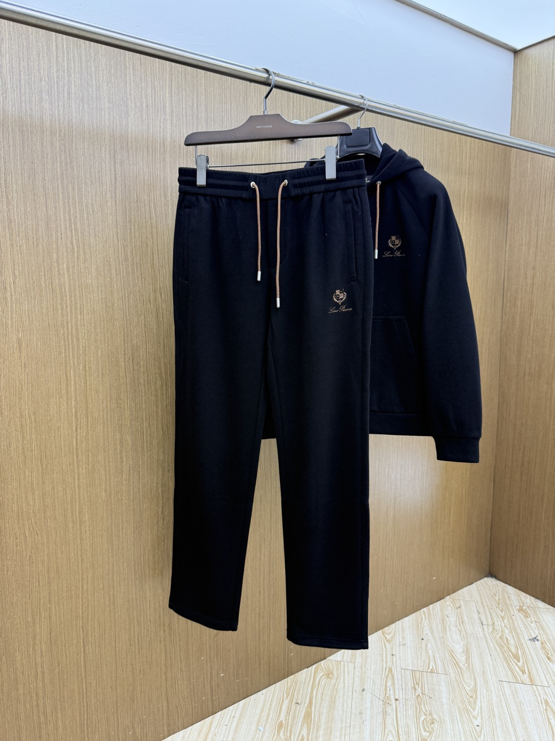 秋冬/套 Loro Piana 🔥🔥高端品质 2026秋冬专柜同款新品棉➕羊毛休闲套装!明星最爱时装味休闲套装 简单大方 秋冬/套 Loro Piana 🔥🔥高端品质 2026秋冬专柜同款新品棉➕羊毛休闲套装!明星最爱时装味休闲套装 简单大方