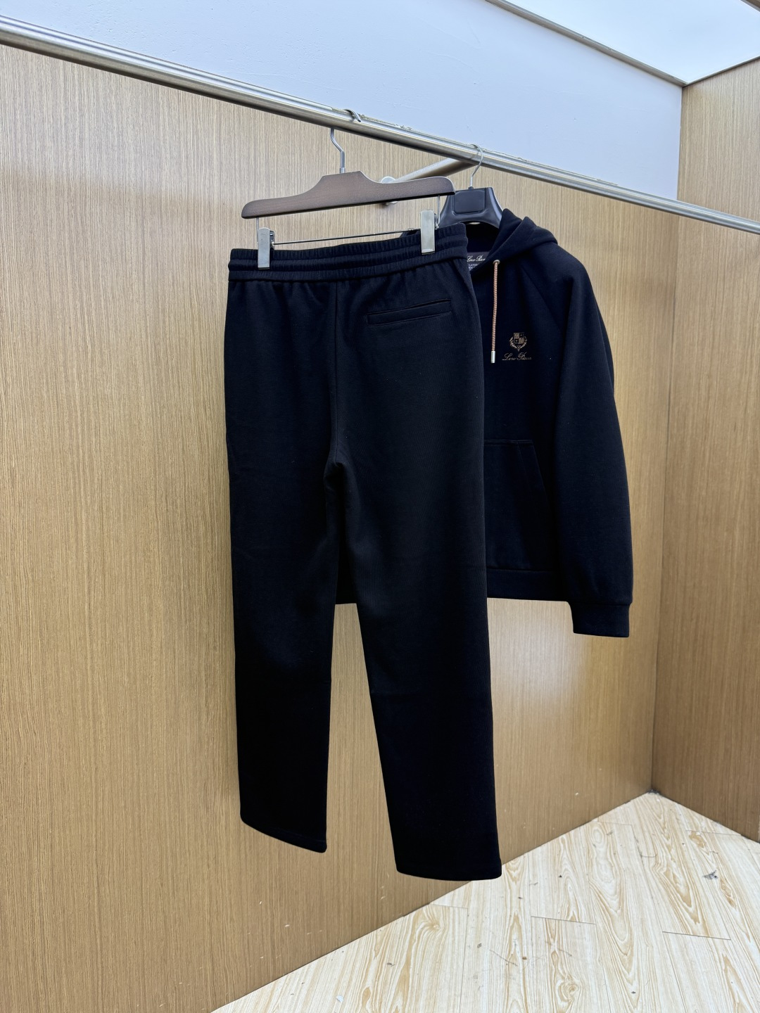 秋冬/套 Loro Piana 🔥🔥高端品质 2026秋冬专柜同款新品棉➕羊毛休闲套装!明星最爱时装味休闲套装 简单大方 秋冬/套 Loro Piana 🔥🔥高端品质 2026秋冬专柜同款新品棉➕羊毛休闲套装!明星最爱时装味休闲套装 简单大方