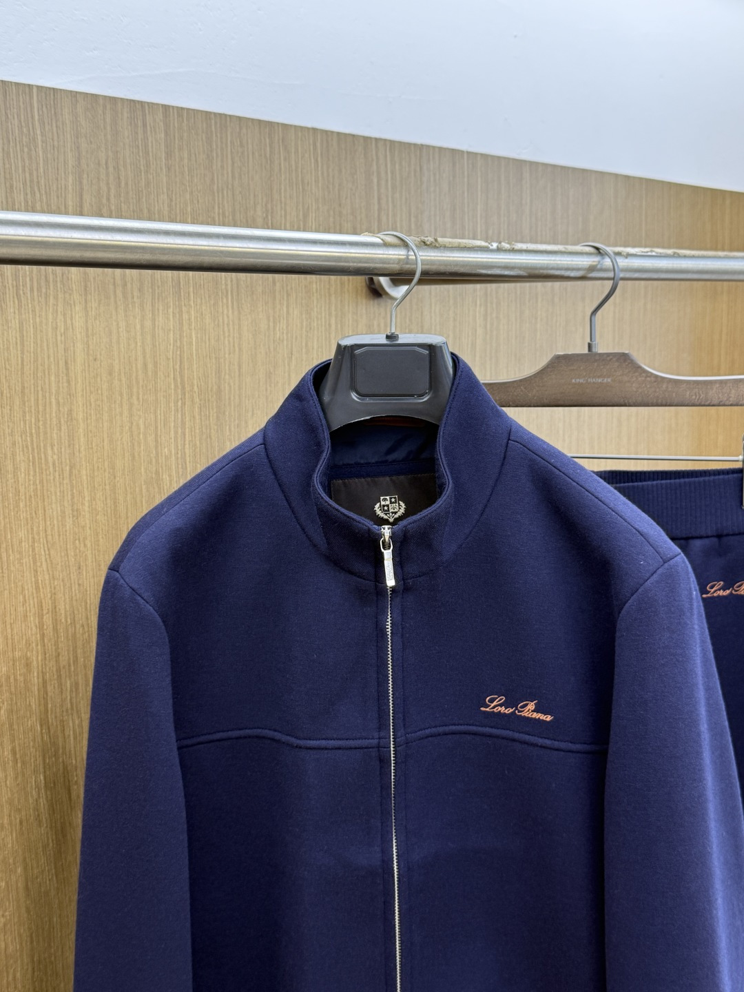 秋冬/套 Loro Piana 🔥🔥高端品质 2026SS早秋新品机能休闲拉链立领夹克外套长裤套装。意式轻奢与都市机能完