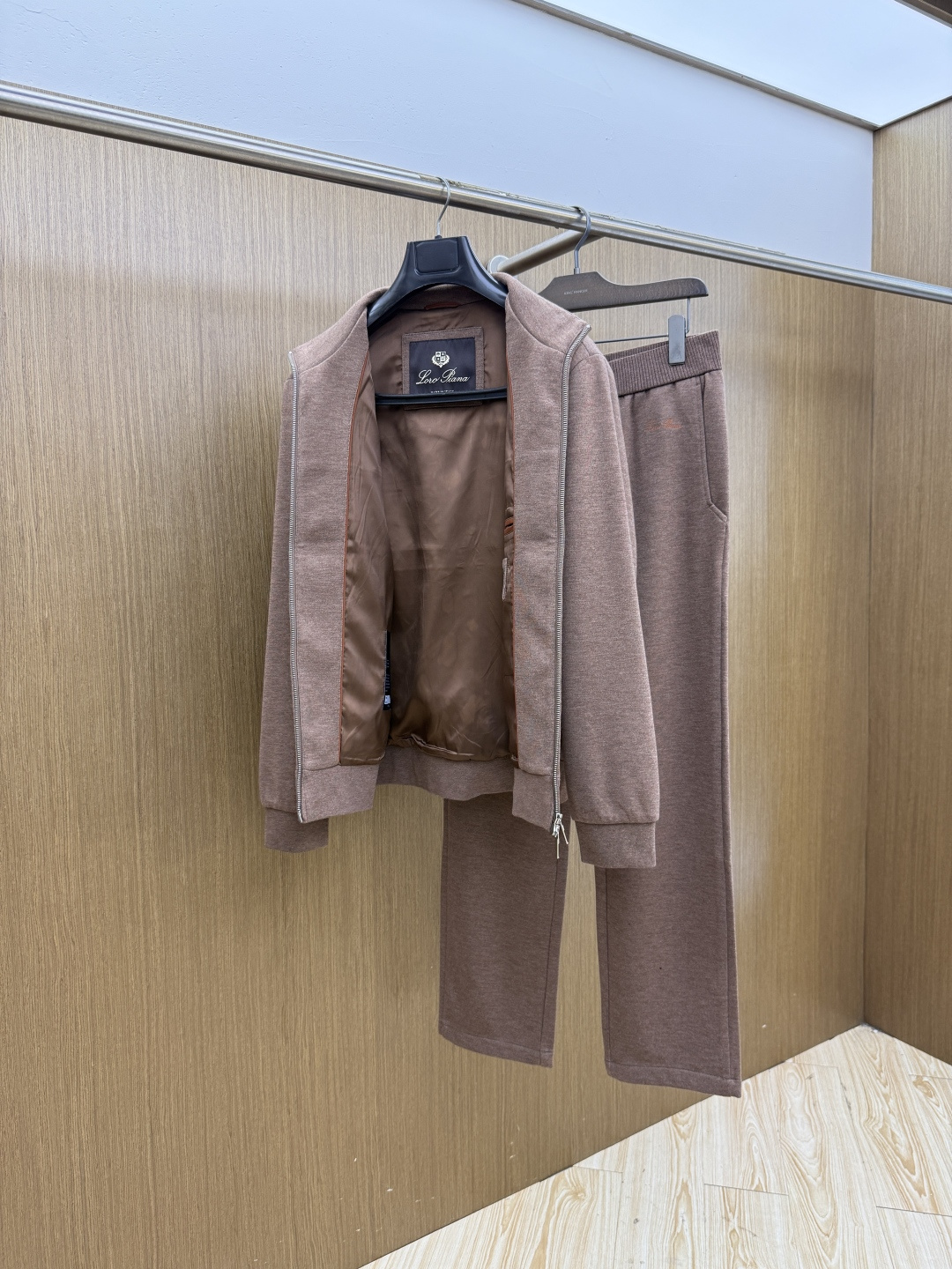 秋冬/套 Loro Piana 🔥🔥高端品质 2026SS早秋新品机能休闲拉链立领夹克外套长裤套装。意式轻奢与都市机能完