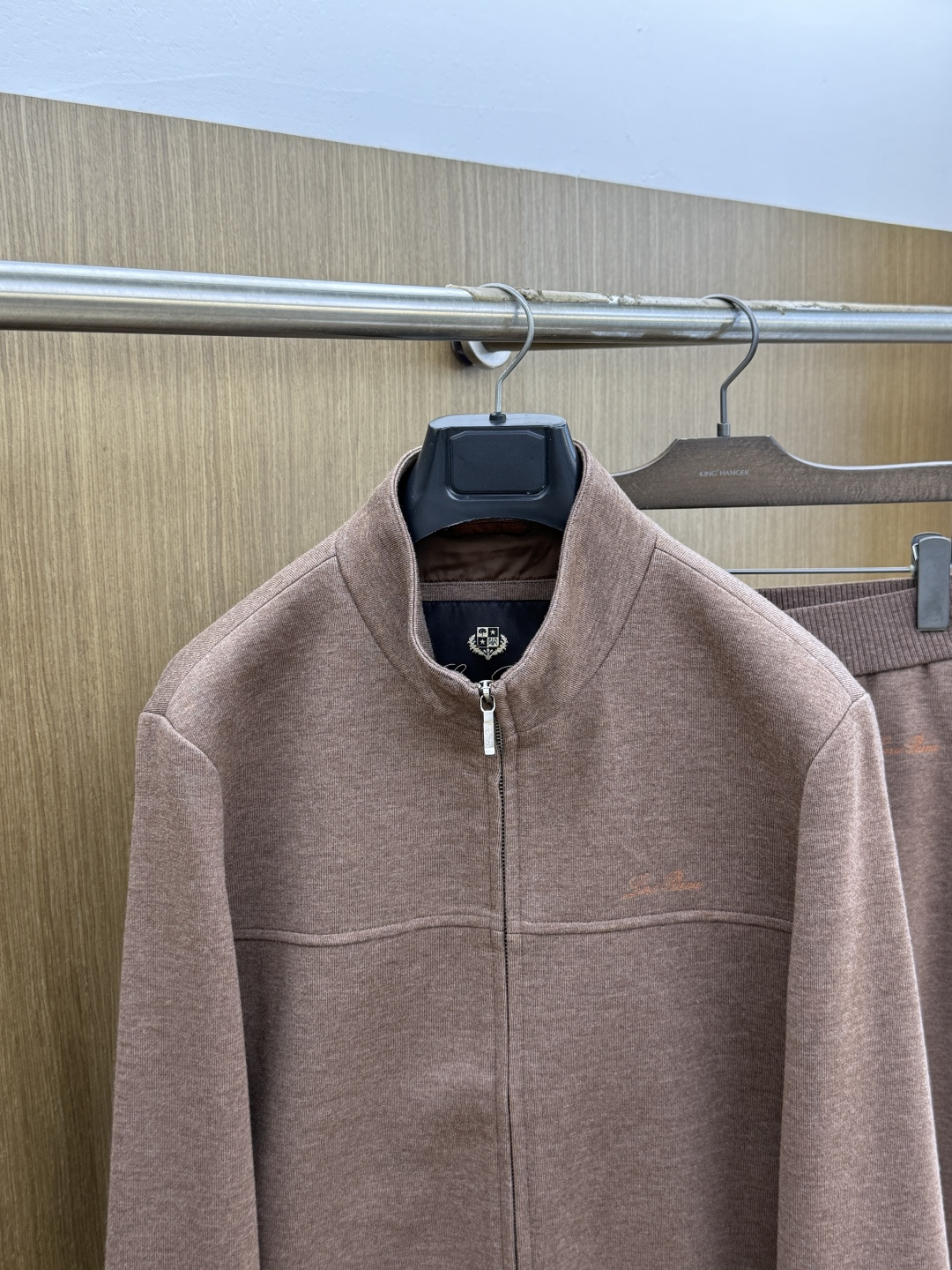 秋冬/套 Loro Piana 🔥🔥高端品质 2026SS早秋新品机能休闲拉链立领夹克外套长裤套装。意式轻奢与都市机能完