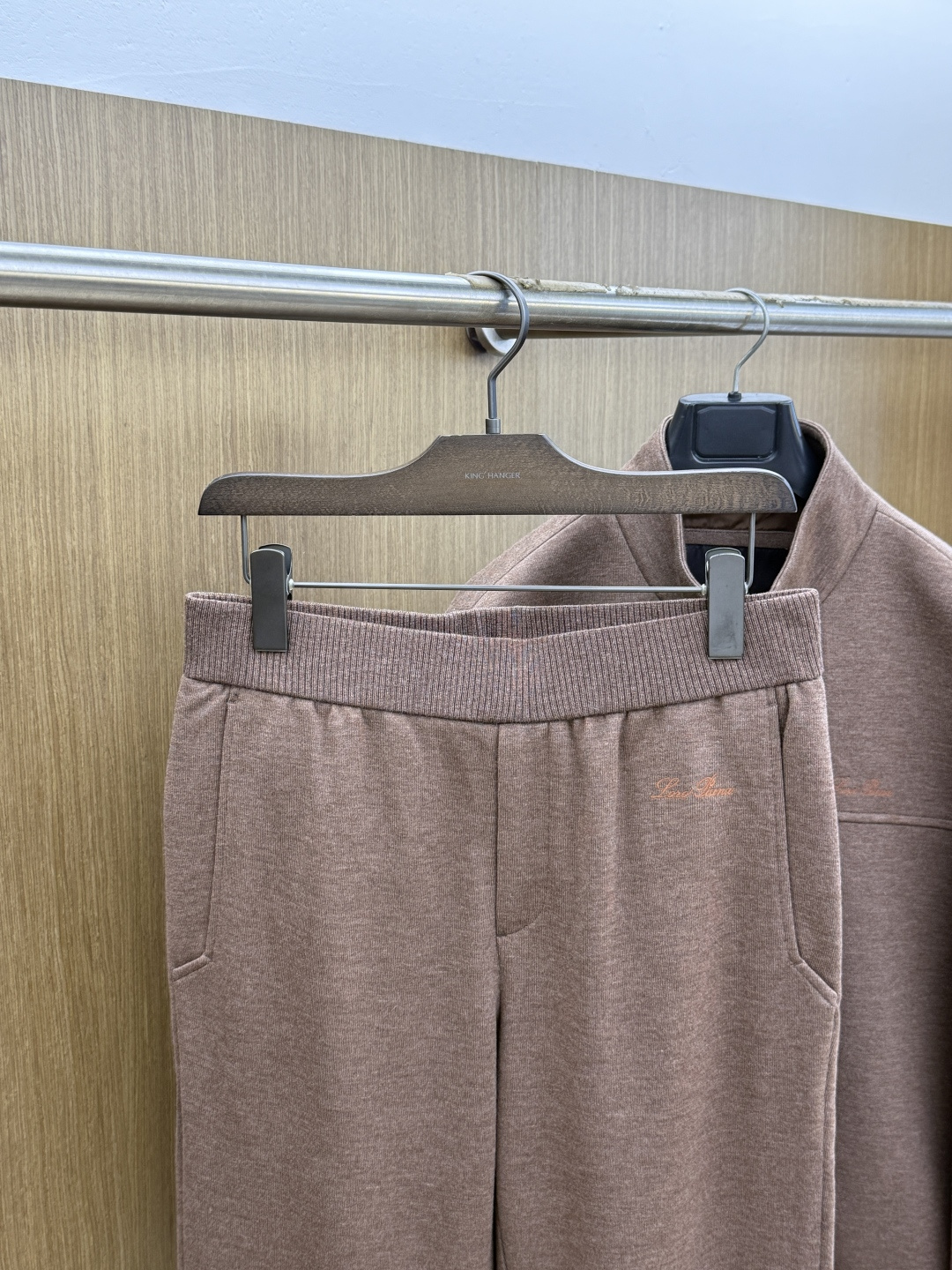 秋冬/套 Loro Piana 🔥🔥高端品质 2026SS早秋新品机能休闲拉链立领夹克外套长裤套装。意式轻奢与都市机能完