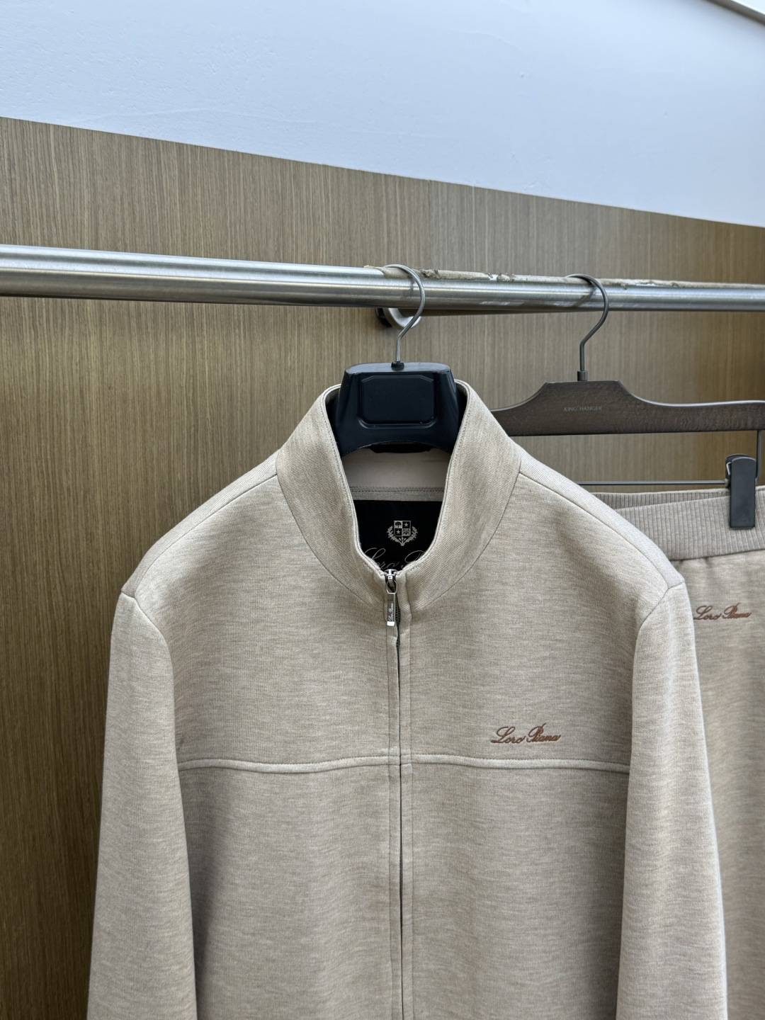 秋冬/套 Loro Piana 🔥🔥高端品质 2026SS早秋新品机能休闲拉链立领夹克外套长裤套装。意式轻奢与都市机能完