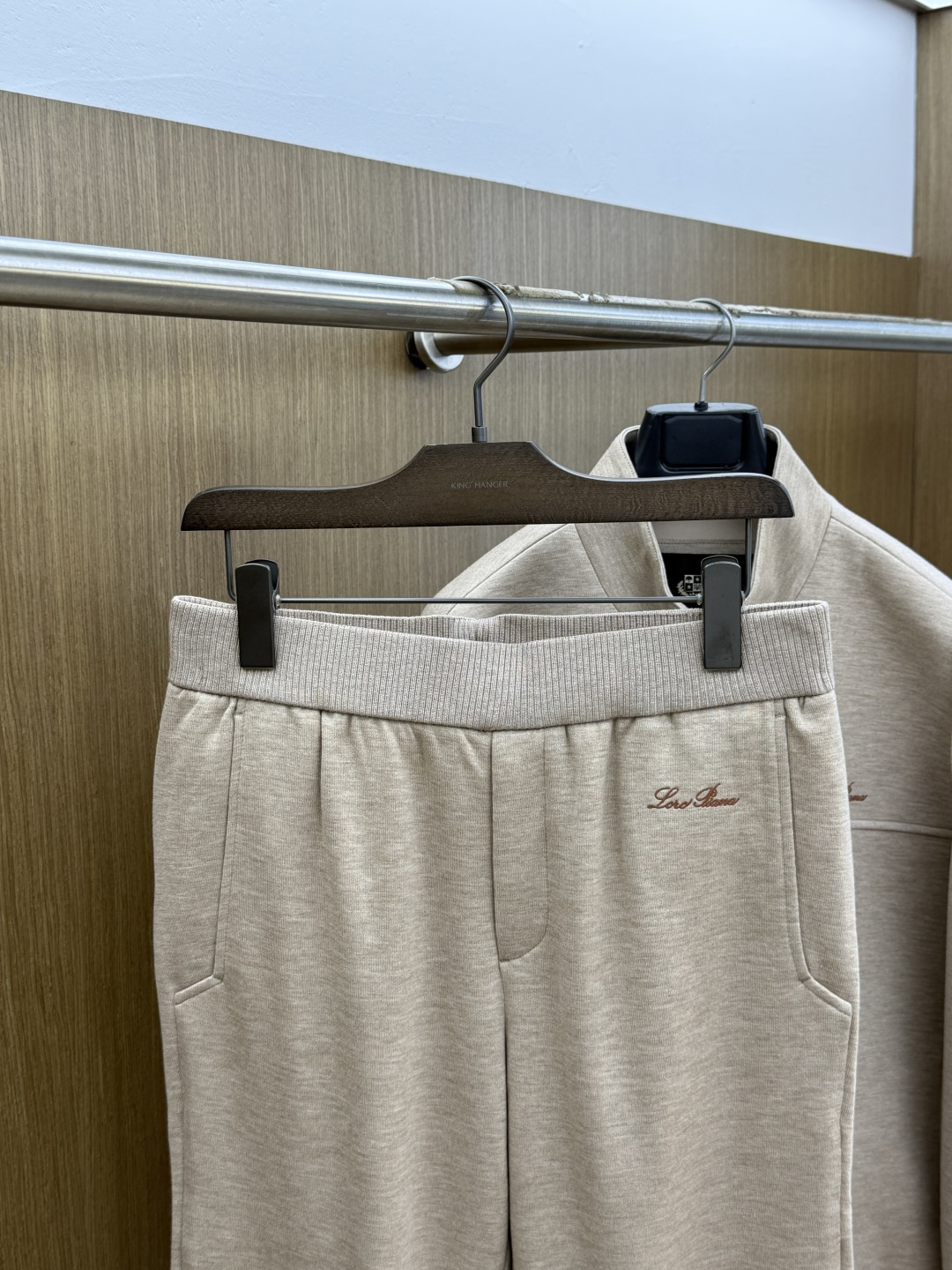 秋冬/套 Loro Piana 🔥🔥高端品质 2026SS早秋新品机能休闲拉链立领夹克外套长裤套装。意式轻奢与都市机能完