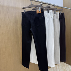 秋冬 Loro Piana🔥秋冬官网新款男士休闲长裤,高密斜纹面料,触感细腻挺括,抗皱易打理。经典五袋裤型,前袋金属三角 秋冬 Loro Piana🔥秋冬官网新款男士休闲长裤,高密斜纹面料,触感细腻挺括,抗皱易打理。经典五袋裤型,前袋金属三角