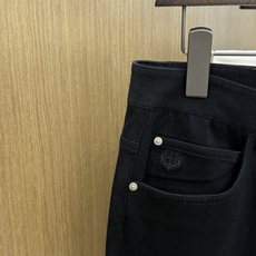 秋冬 Loro Piana🔥秋冬官网新款男士休闲长裤,高密斜纹面料,触感细腻挺括,抗皱易打理。经典五袋裤型,前袋金属三角 秋冬 Loro Piana🔥秋冬官网新款男士休闲长裤,高密斜纹面料,触感细腻挺括,抗皱易打理。经典五袋裤型,前袋金属三角