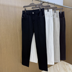 秋冬 Loro Piana🔥秋冬官网新款男士休闲长裤,高密斜纹面料,触感细腻挺括,抗皱易打理。经典五袋裤型,前袋金属三角 秋冬 Loro Piana🔥秋冬官网新款男士休闲长裤,高密斜纹面料,触感细腻挺括,抗皱易打理。经典五袋裤型,前袋金属三角