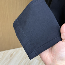 秋冬 Loro Piana🔥秋冬官网新款男士休闲长裤,高密斜纹面料,触感细腻挺括,抗皱易打理。经典五袋裤型,前袋金属三角 秋冬 Loro Piana🔥秋冬官网新款男士休闲长裤,高密斜纹面料,触感细腻挺括,抗皱易打理。经典五袋裤型,前袋金属三角