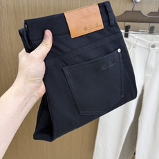 秋冬 Loro Piana🔥秋冬官网新款男士休闲长裤,高密斜纹面料,触感细腻挺括,抗皱易打理。经典五袋裤型,前袋金属三角 秋冬 Loro Piana🔥秋冬官网新款男士休闲长裤,高密斜纹面料,触感细腻挺括,抗皱易打理。经典五袋裤型,前袋金属三角