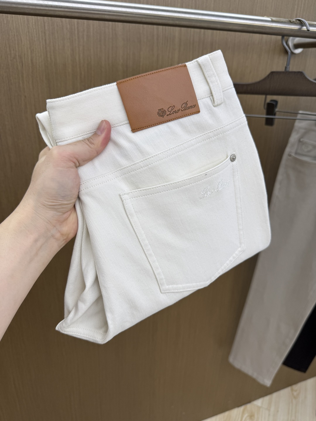 秋冬 Loro Piana🔥秋冬官网新款男士休闲长裤,高密斜纹面料,触感细腻挺括,抗皱易打理。经典五袋裤型,前袋金属三角 秋冬 Loro Piana🔥秋冬官网新款男士休闲长裤,高密斜纹面料,触感细腻挺括,抗皱易打理。经典五袋裤型,前袋金属三角