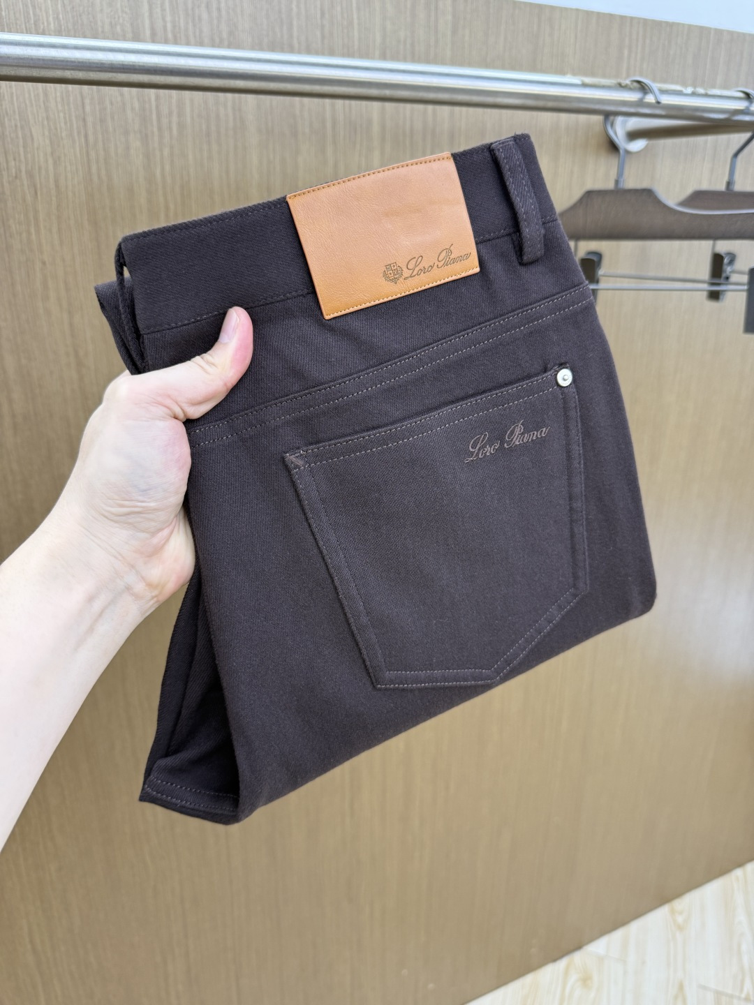 秋冬 Loro Piana🔥秋冬官网新款男士休闲长裤,高密斜纹面料,触感细腻挺括,抗皱易打理。经典五袋裤型,前袋金属三角 秋冬 Loro Piana🔥秋冬官网新款男士休闲长裤,高密斜纹面料,触感细腻挺括,抗皱易打理。经典五袋裤型,前袋金属三角
