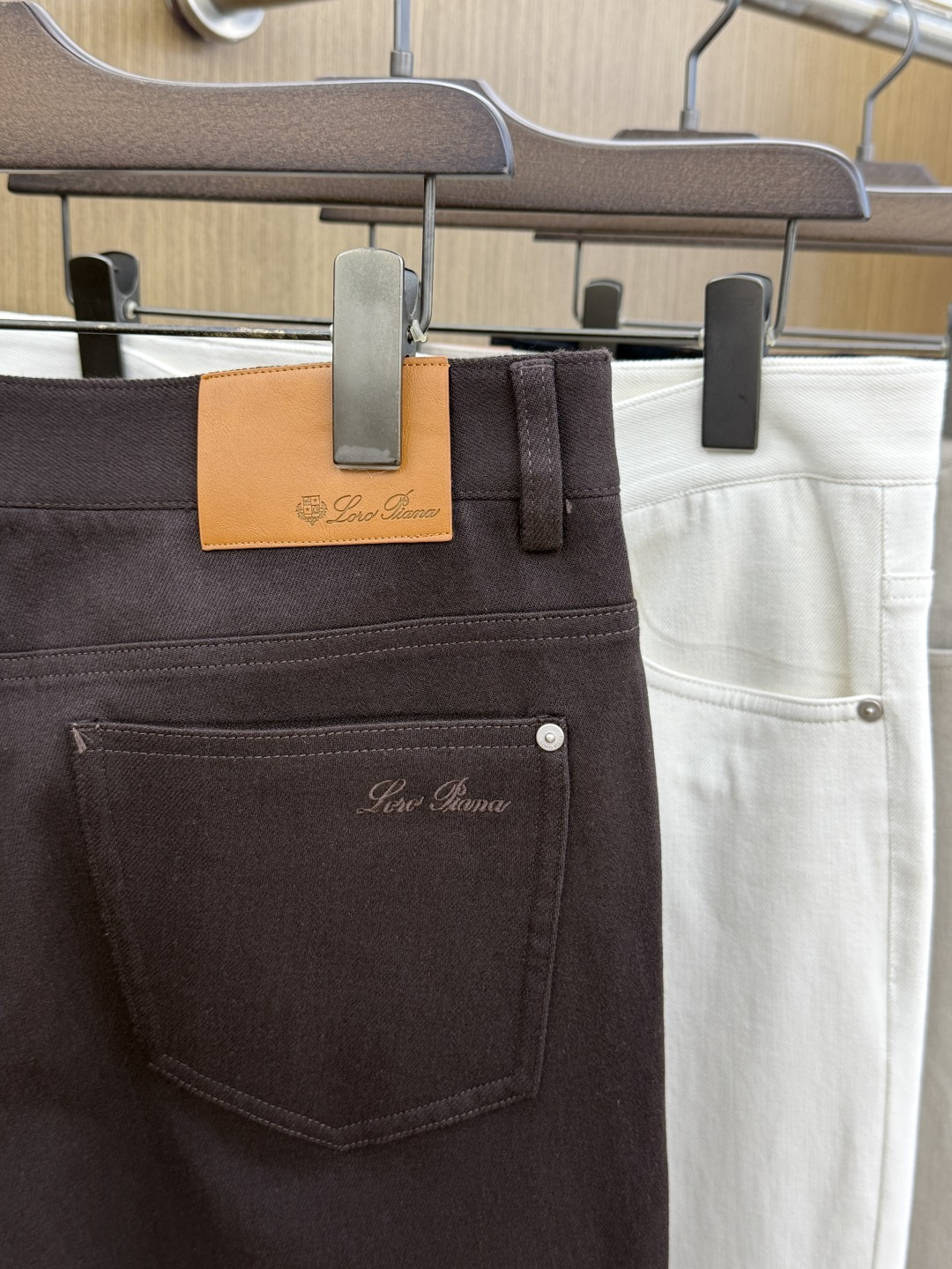 秋冬 Loro Piana🔥秋冬官网新款男士休闲长裤，高密斜纹面料，触感细腻挺括，抗皱易打理。经典五袋裤型，前袋金属三角