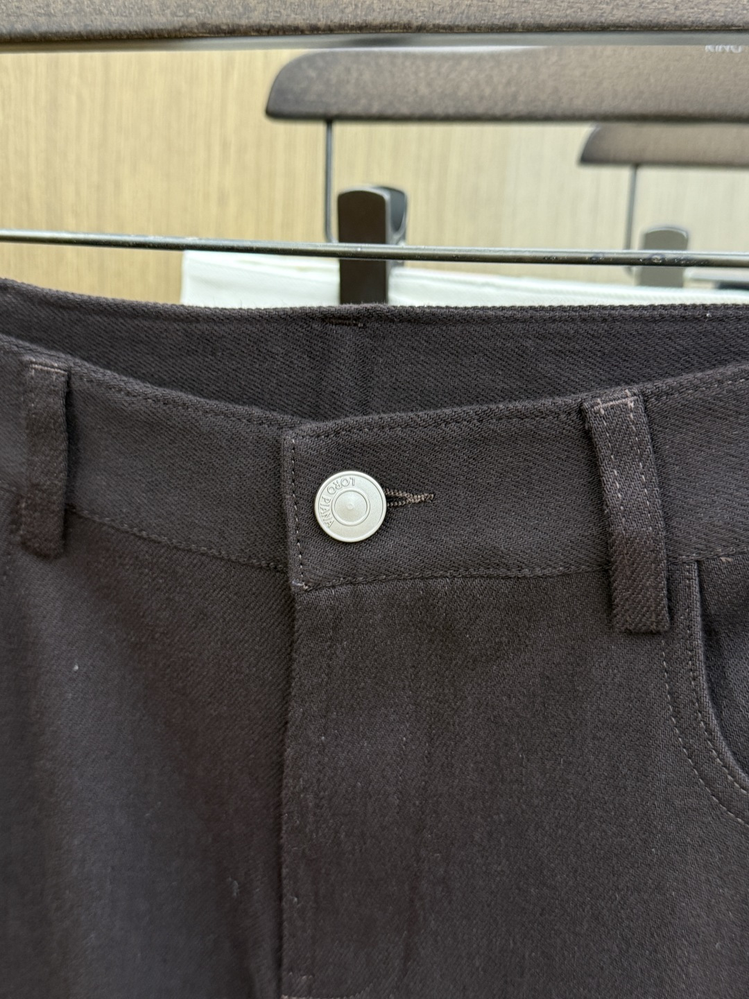 秋冬 Loro Piana🔥秋冬官网新款男士休闲长裤，高密斜纹面料，触感细腻挺括，抗皱易打理。经典五袋裤型，前袋金属三角