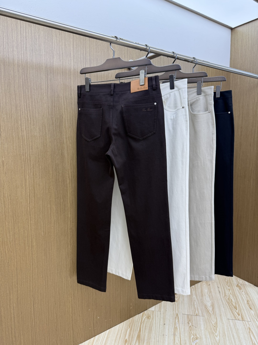 秋冬 Loro Piana🔥秋冬官网新款男士休闲长裤，高密斜纹面料，触感细腻挺括，抗皱易打理。经典五袋裤型，前袋金属三角