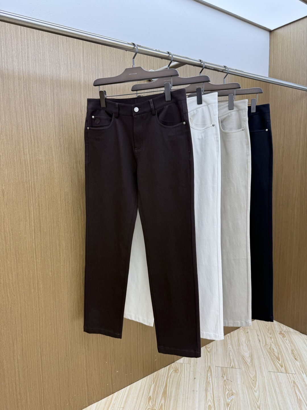 秋冬 Loro Piana🔥秋冬官网新款男士休闲长裤，高密斜纹面料，触感细腻挺括，抗皱易打理。经典五袋裤型，前袋金属三角