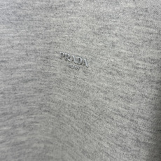 秋冬 PRADA26秋冬爆款打底衫 PRADA男士简约圆领长袖针织打底,合身微宽松版型。秋冬高品质刚需打底,甄选 秋冬 PRADA26秋冬爆款打底衫 PRADA男士简约圆领长袖针织打底,合身微宽松版型。秋冬高品质刚需打底,甄选