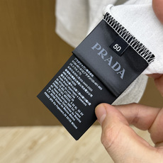 秋冬 PRADA26秋冬爆款打底衫 PRADA男士简约圆领长袖针织打底,合身微宽松版型。秋冬高品质刚需打底,甄选 秋冬 PRADA26秋冬爆款打底衫 PRADA男士简约圆领长袖针织打底,合身微宽松版型。秋冬高品质刚需打底,甄选