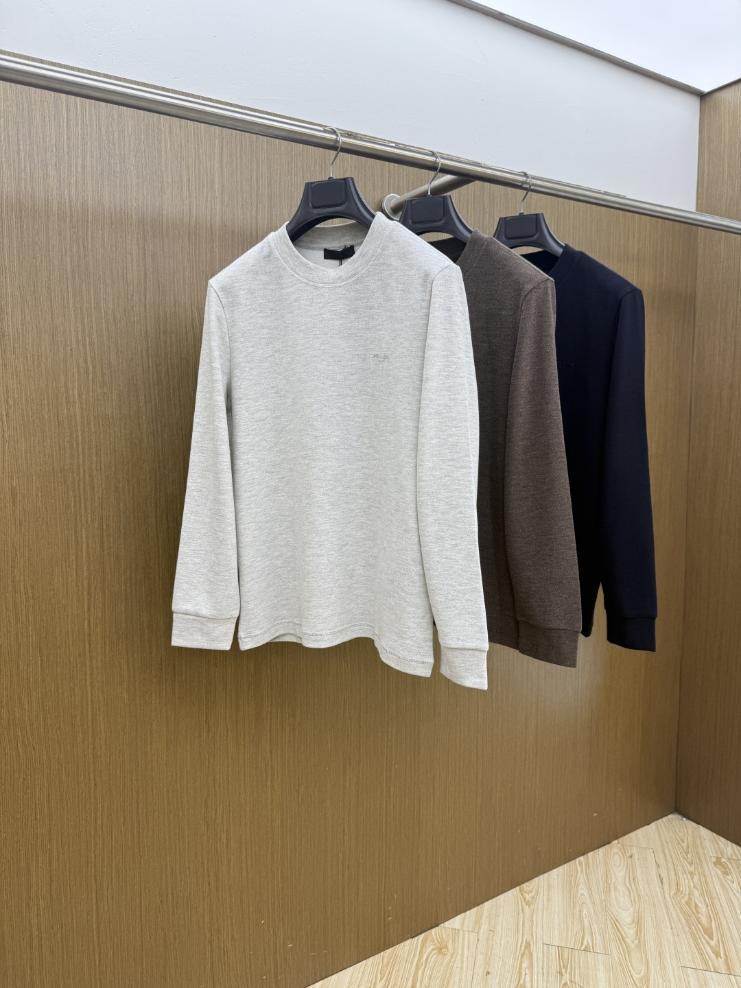 秋冬 PRADA26秋冬爆款打底衫     PRADA男士简约圆领长袖针织打底，合身微宽松版型。秋冬高品质刚需打底，甄选