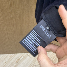 秋冬 PRADA26秋冬爆款打底衫 PRADA男士简约圆领长袖针织打底,合身微宽松版型。秋冬高品质刚需打底,甄选 秋冬 PRADA26秋冬爆款打底衫 PRADA男士简约圆领长袖针织打底,合身微宽松版型。秋冬高品质刚需打底,甄选