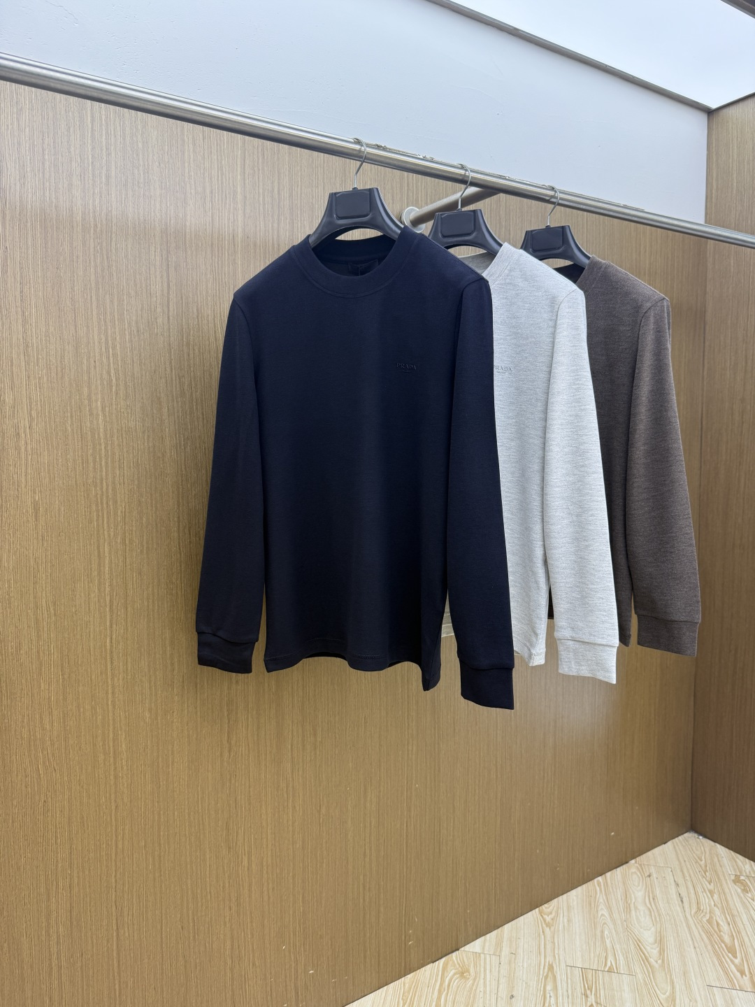 秋冬 PRADA26秋冬爆款打底衫     PRADA男士简约圆领长袖针织打底，合身微宽松版型。秋冬高品质刚需打底，甄选