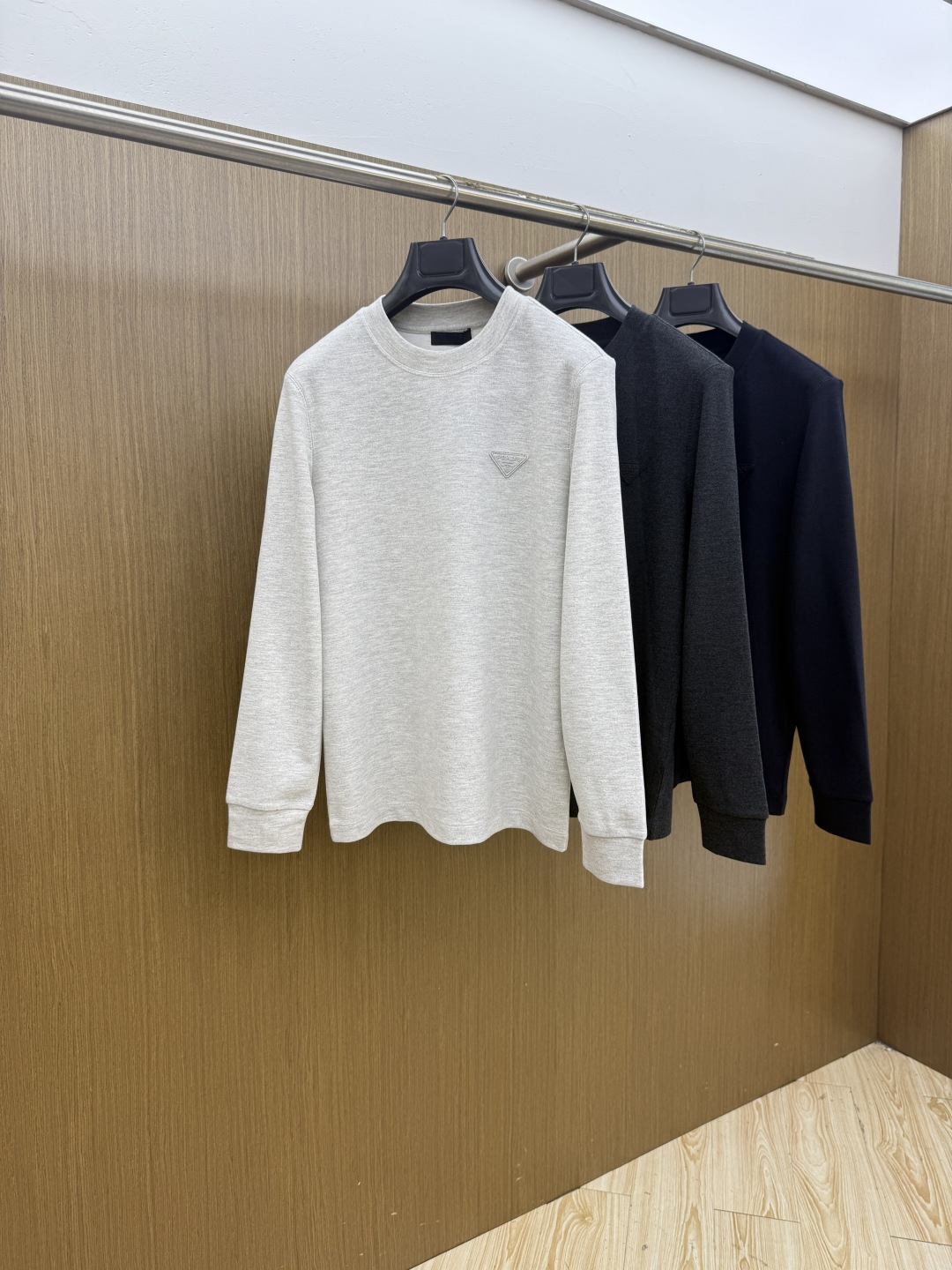 秋冬 PRADA26秋冬爆款打底衫     PRADA男士简约圆领长袖针织打底，合身微宽松版型。秋冬高品质刚需打底，甄选