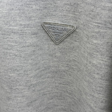 秋冬 PRADA26秋冬爆款打底衫 PRADA男士简约圆领长袖针织打底,合身微宽松版型。秋冬高品质刚需打底,甄选 秋冬 PRADA26秋冬爆款打底衫 PRADA男士简约圆领长袖针织打底,合身微宽松版型。秋冬高品质刚需打底,甄选