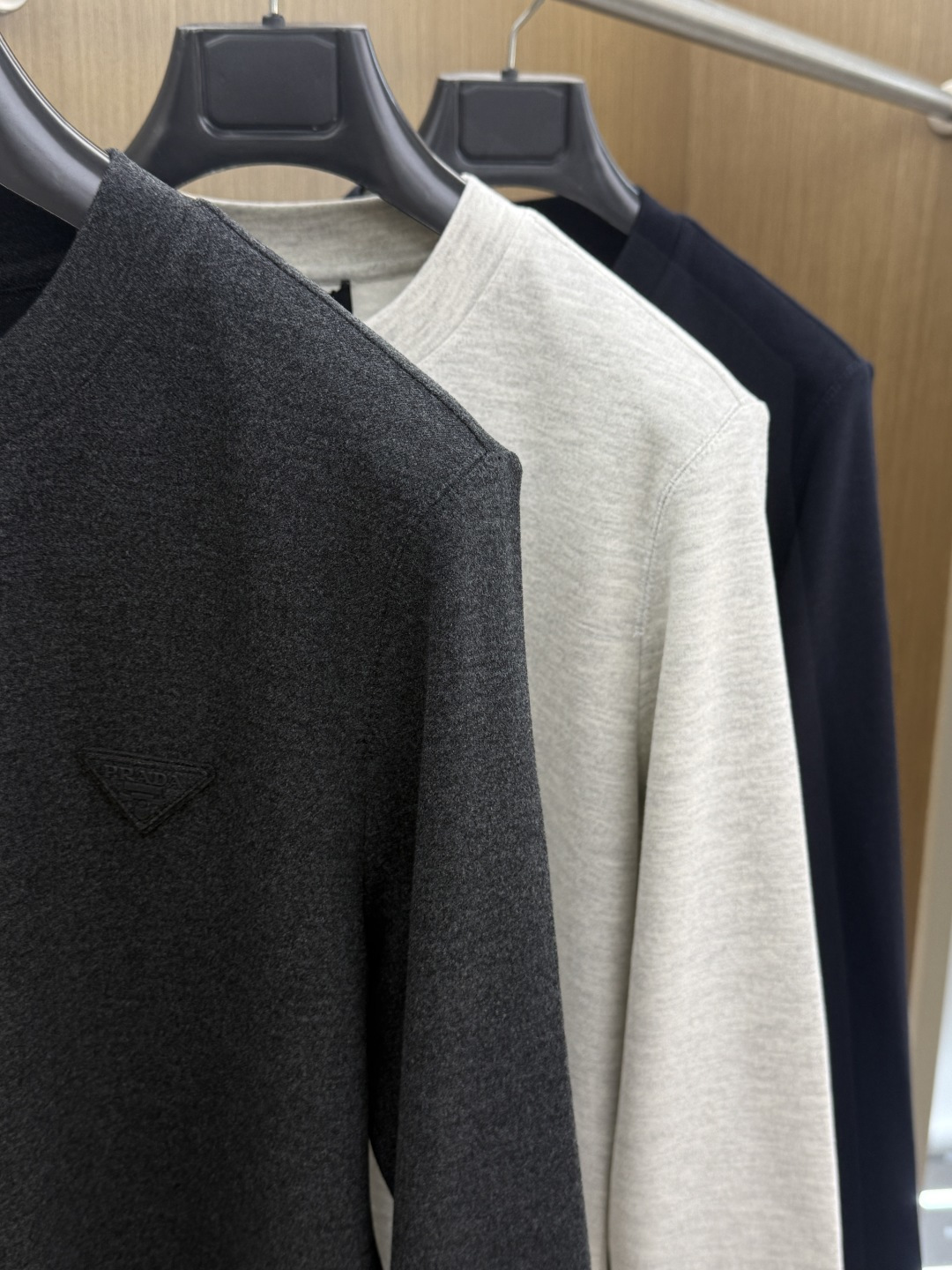 秋冬 PRADA26秋冬爆款打底衫     PRADA男士简约圆领长袖针织打底，合身微宽松版型。秋冬高品质刚需打底，甄选