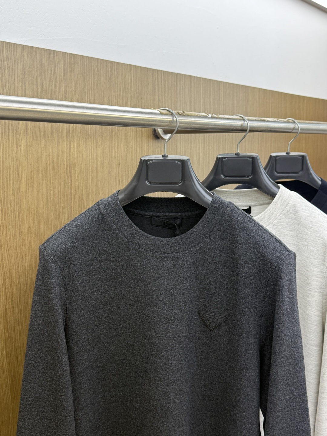 秋冬 PRADA26秋冬爆款打底衫     PRADA男士简约圆领长袖针织打底，合身微宽松版型。秋冬高品质刚需打底，甄选