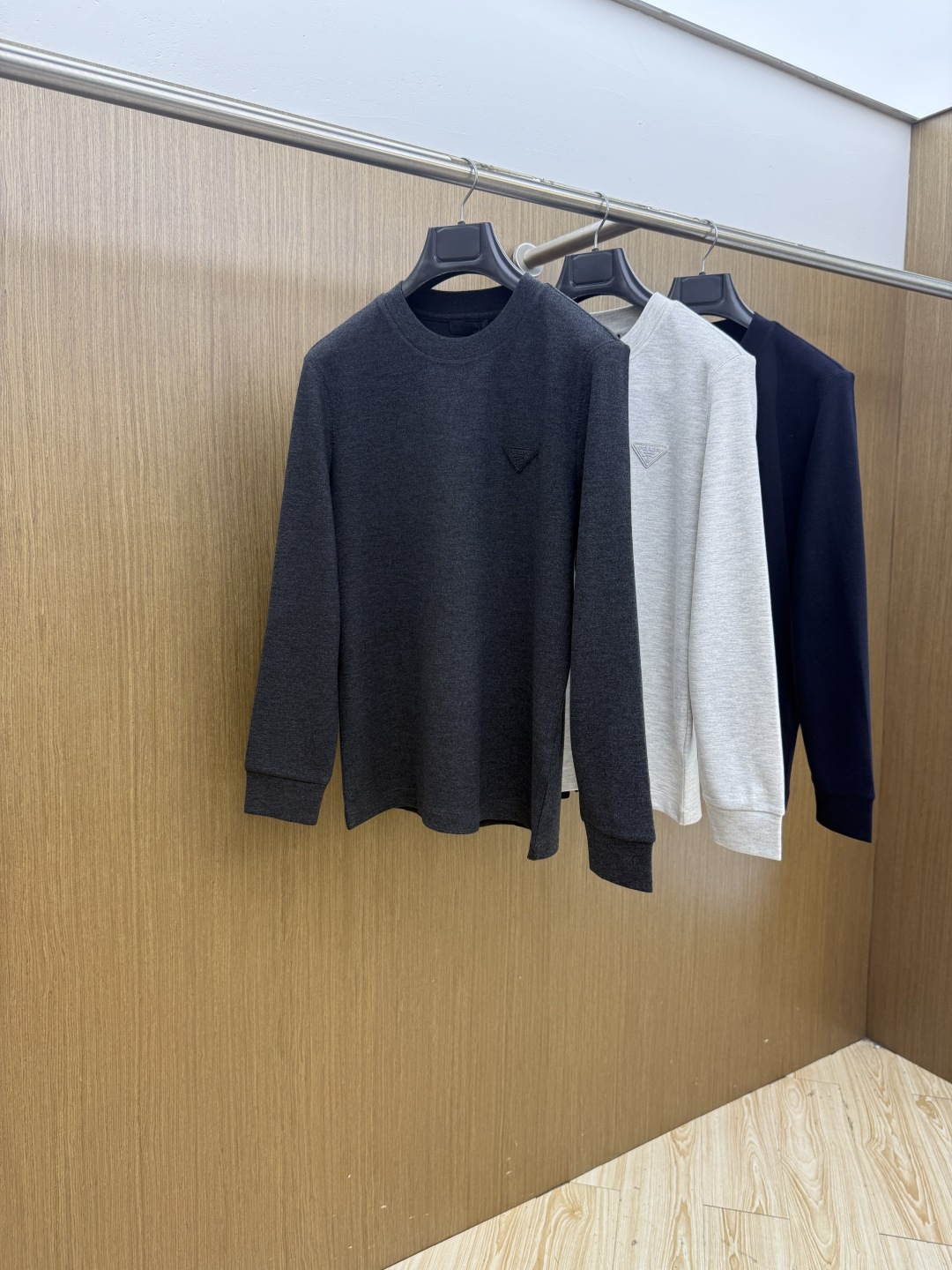 秋冬 PRADA26秋冬爆款打底衫     PRADA男士简约圆领长袖针织打底，合身微宽松版型。秋冬高品质刚需打底，甄选