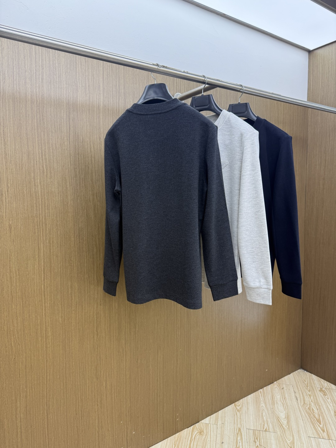 秋冬 PRADA26秋冬爆款打底衫     PRADA男士简约圆领长袖针织打底，合身微宽松版型。秋冬高品质刚需打底，甄选