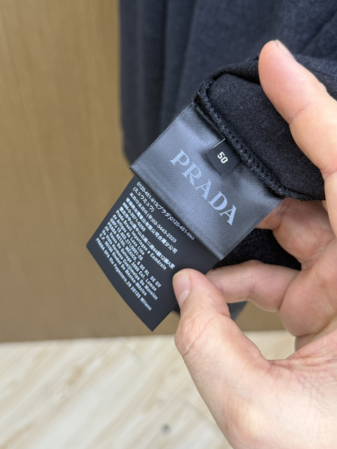 秋冬 PRADA26秋冬爆款打底衫     PRADA男士简约圆领长袖针织打底，合身微宽松版型。秋冬高品质刚需打底，甄选