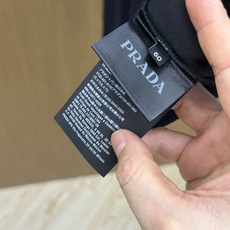 秋冬 PRADA26秋冬爆款打底衫 PRADA男士简约圆领长袖针织打底,合身微宽松版型。秋冬高品质刚需打底,甄选 秋冬 PRADA26秋冬爆款打底衫 PRADA男士简约圆领长袖针织打底,合身微宽松版型。秋冬高品质刚需打底,甄选