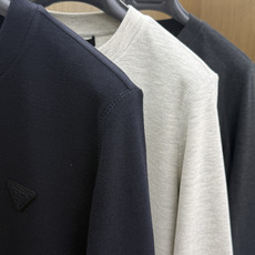 秋冬 PRADA26秋冬爆款打底衫 PRADA男士简约圆领长袖针织打底,合身微宽松版型。秋冬高品质刚需打底,甄选 秋冬 PRADA26秋冬爆款打底衫 PRADA男士简约圆领长袖针织打底,合身微宽松版型。秋冬高品质刚需打底,甄选