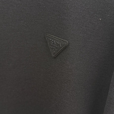 秋冬 PRADA26秋冬爆款打底衫 PRADA男士简约圆领长袖针织打底,合身微宽松版型。秋冬高品质刚需打底,甄选 秋冬 PRADA26秋冬爆款打底衫 PRADA男士简约圆领长袖针织打底,合身微宽松版型。秋冬高品质刚需打底,甄选