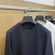 秋冬 PRADA26秋冬爆款打底衫 PRADA男士简约圆领长袖针织打底,合身微宽松版型。秋冬高品质刚需打底,甄选 秋冬 PRADA26秋冬爆款打底衫 PRADA男士简约圆领长袖针织打底,合身微宽松版型。秋冬高品质刚需打底,甄选