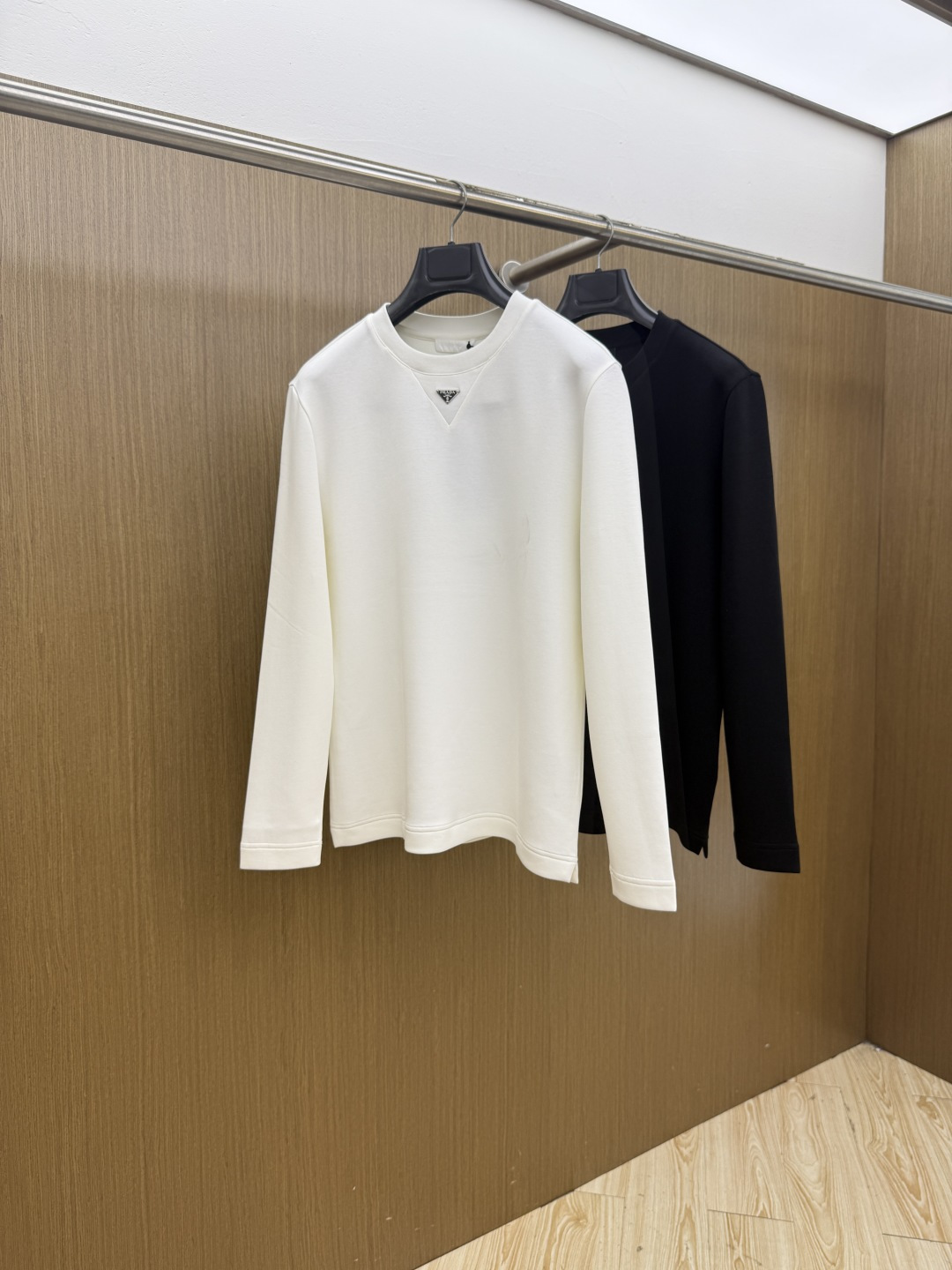 秋冬 PRADA26秋冬爆款卫衣     PRADA这款卫衣采用精选36.6%棉22.9%腈纶18.3%聚酯纤维13.2