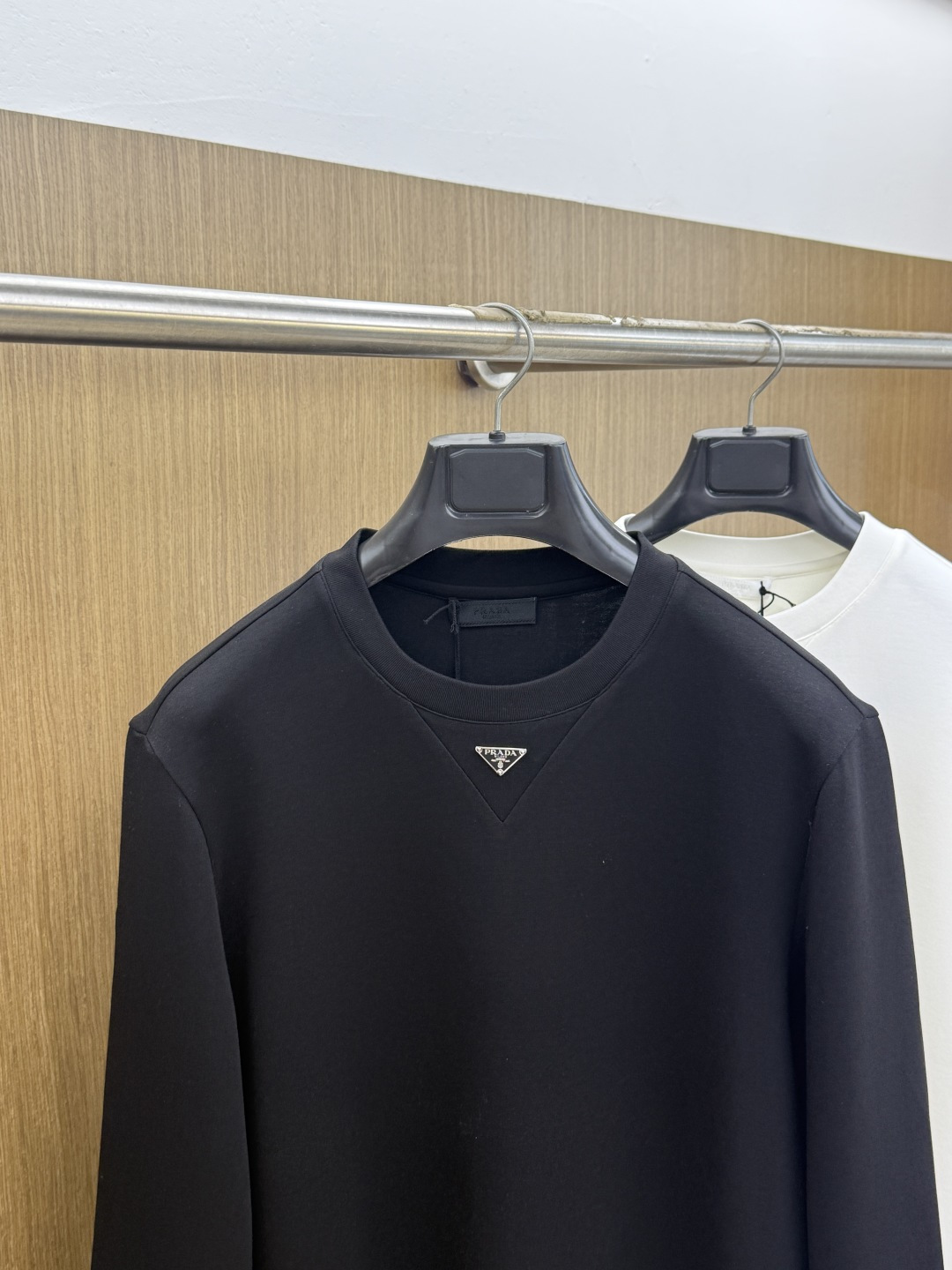 秋冬 PRADA26秋冬爆款卫衣 PRADA这款卫衣采用精选36.6%棉22.9%腈纶18.3%聚酯纤维13.2 秋冬 PRADA26秋冬爆款卫衣 PRADA这款卫衣采用精选36.6%棉22.9%腈纶18.3%聚酯纤维13.2