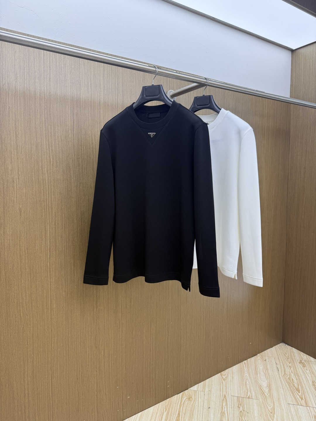 秋冬 PRADA26秋冬爆款卫衣     PRADA这款卫衣采用精选36.6%棉22.9%腈纶18.3%聚酯纤维13.2