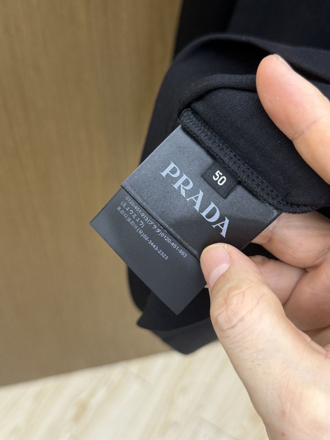 秋冬 PRADA26秋冬爆款卫衣 PRADA这款卫衣采用精选36.6%棉22.9%腈纶18.3%聚酯纤维13.2 秋冬 PRADA26秋冬爆款卫衣 PRADA这款卫衣采用精选36.6%棉22.9%腈纶18.3%聚酯纤维13.2