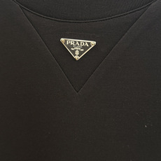 秋冬 PRADA26秋冬爆款卫衣 PRADA这款卫衣采用精选36.6%棉22.9%腈纶18.3%聚酯纤维13.2 秋冬 PRADA26秋冬爆款卫衣 PRADA这款卫衣采用精选36.6%棉22.9%腈纶18.3%聚酯纤维13.2