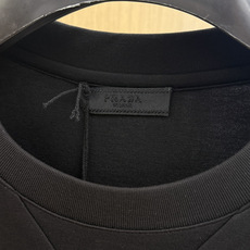 秋冬 PRADA26秋冬爆款卫衣 PRADA这款卫衣采用精选36.6%棉22.9%腈纶18.3%聚酯纤维13.2 秋冬 PRADA26秋冬爆款卫衣 PRADA这款卫衣采用精选36.6%棉22.9%腈纶18.3%聚酯纤维13.2