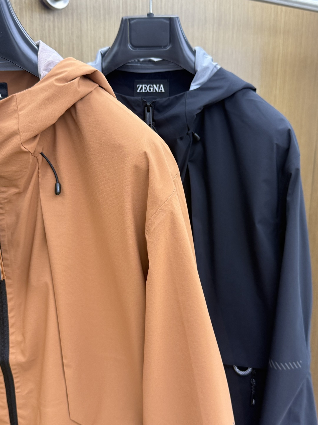 秋冬 ZEGNA 2026秋冬爆款外套             ZEGNA男士短款连帽夹克，利落直筒版型，不臃肿不压个子