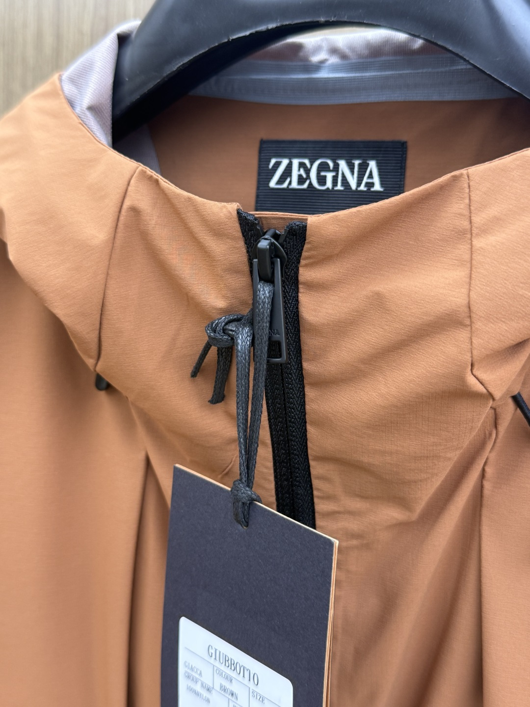 秋冬 ZEGNA 2026秋冬爆款外套             ZEGNA男士短款连帽夹克，利落直筒版型，不臃肿不压个子
