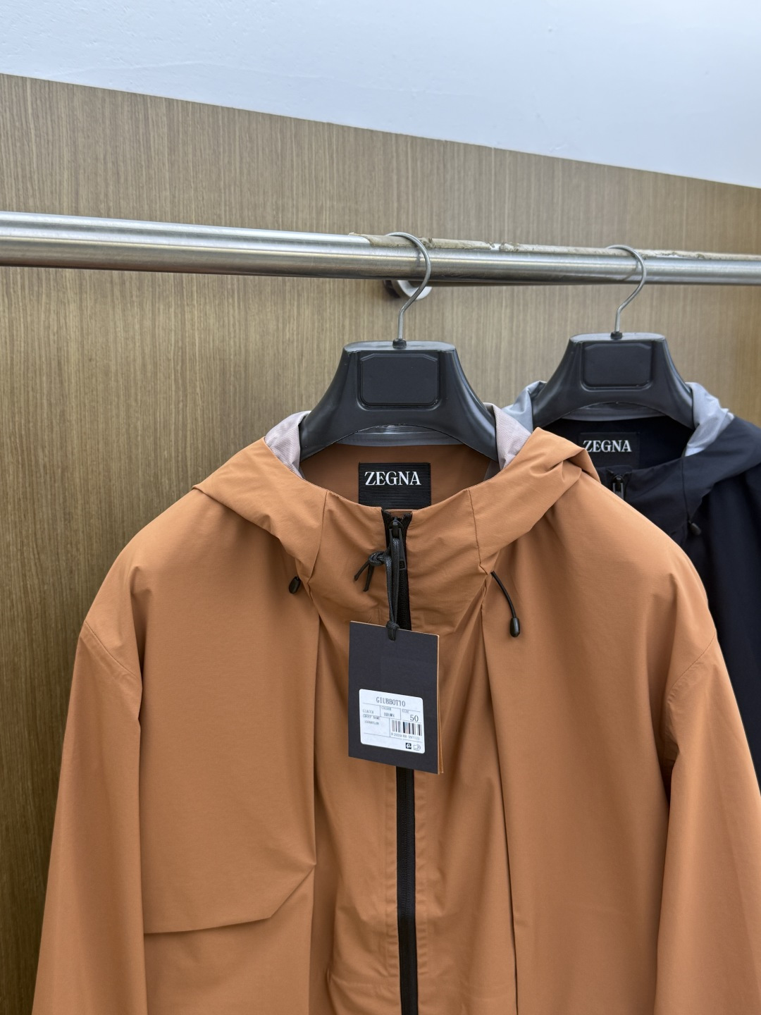 秋冬 ZEGNA 2026秋冬爆款外套             ZEGNA男士短款连帽夹克，利落直筒版型，不臃肿不压个子